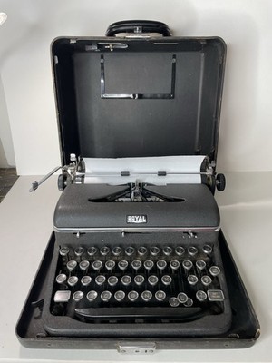 Royal Quiet De Luxe Typewriter w/ Case   Black Finish, Working L Key Damaged