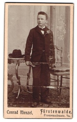 Fotografie Conrad Menzel, Fürstenwalde, Promenadenstr. 9a, Junge mit Anzug und  