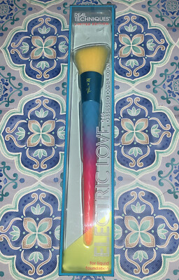 Real Techniques Limited Edition Electrical Love 046 Obsessed Complexion Brush 