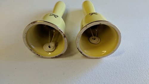VINTAGE CERAMIC BELL SALT & PEPPER SHAKERS~YELLOW WITH GOLD RIBBONS - Picture 5 of 5