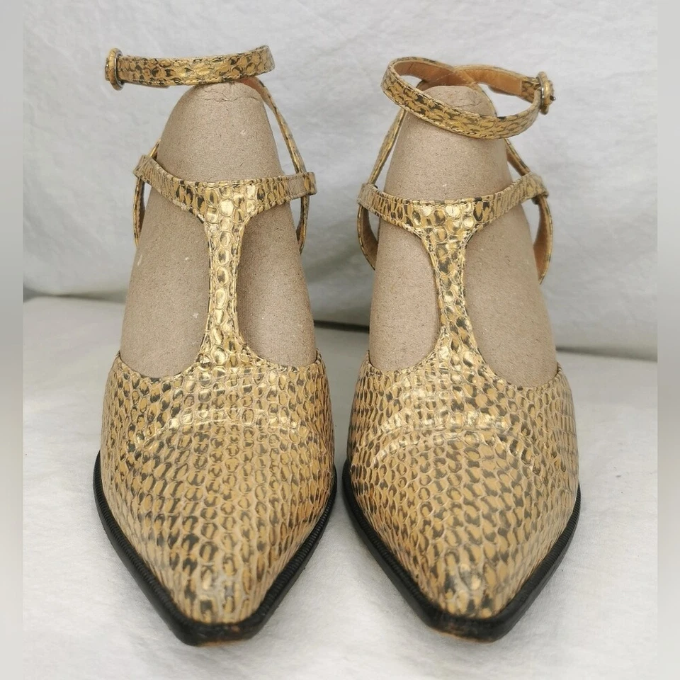 Zapatos de salón Casadei de cuero dorado con correa en T Foto 3 de 4