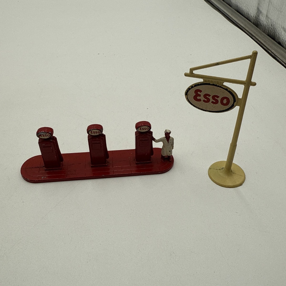 VINTAGE MATCHBOX MOKO LESNEY ESSO GAS STATION ACCESSORY PACK NO. 1 VINTAGE MATCHBOX MOKO LESNEY ESSO GAS STATION ACCESSORY PACK NO. 1