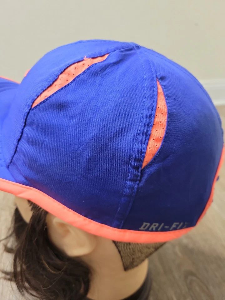 Gorra de béisbol Featherlight NIKE YOUTH para correr elástica absorbente azul coral NIÑA Foto 4 de 4