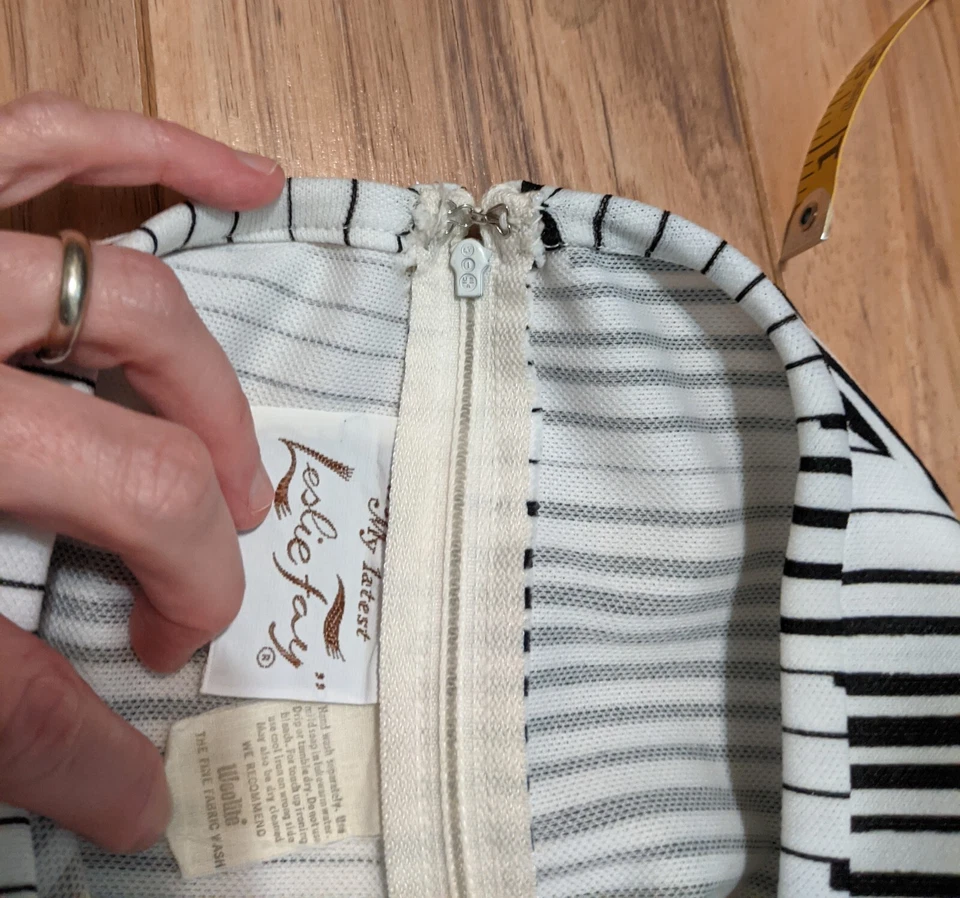 Vintage 70s Maxi Dress Hostess Gown Mod Optical Illusion Leslie Fay - Image 4 of 4