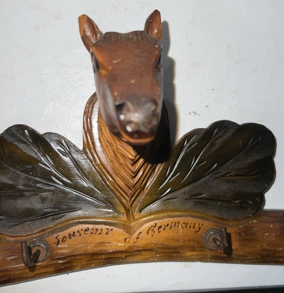 Antiguo llavero vintage tallado a mano, ciervos y hojas de la Selva Negra. Sin astas. Foto 2 de 4