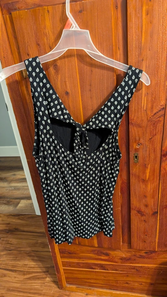 Regata feminina Old Navy preta e branca estampa sem mangas amarrar atrás tamanho G - Imagem 3 de 3