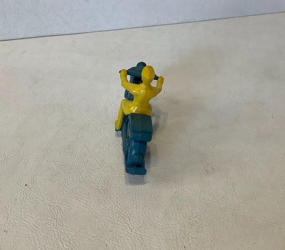 Motocicleta de policía de plástico Renwal de colección azul con ciclista amarillo 4" hecha en EE. UU. Foto 4 de 4