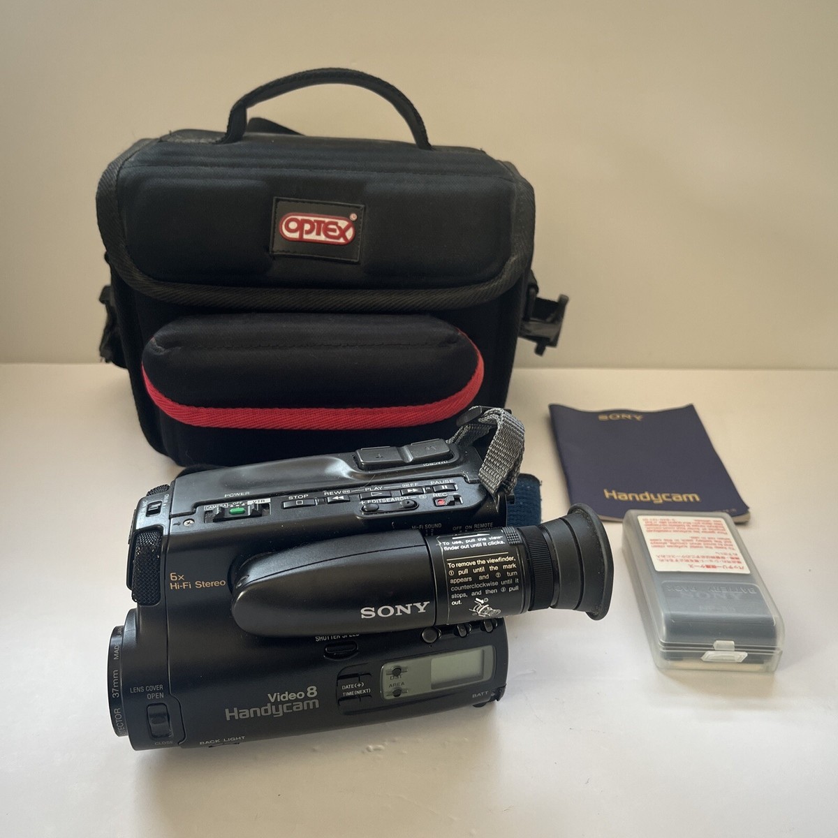 SONY Camcorder CCD-TR51 Video 8 HandyCam W/ Battery + Case