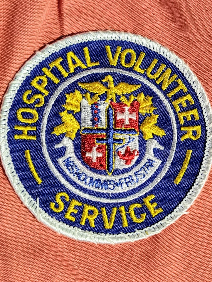 Uniforme a rayas de caramelo voluntario de miembro auxiliar del hospital rosa con parche  Foto 3 de 4