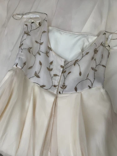 Bridal dress Givenchy wedding gown, silk embroidered leaves motif, sample dress  - Picture 20 of 24