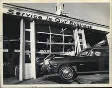 1974 Press Photo Car crashed into King's Service Station in New York - tub12380