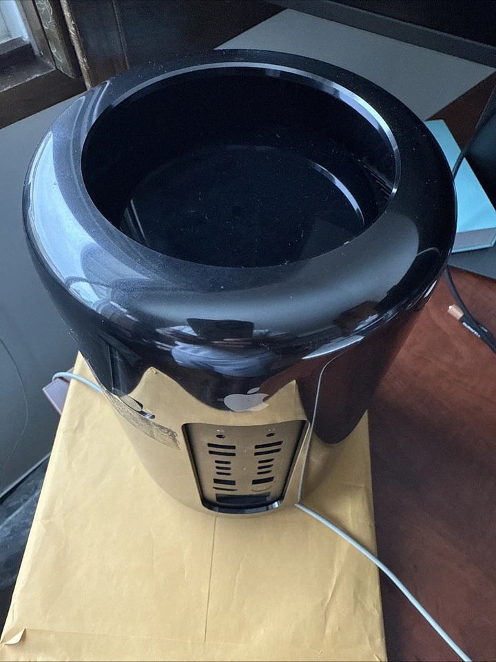 Apple Mac Pro A1481 Late 2013 Xeon Quad-Core 3.7GHz - Image 3 of 4