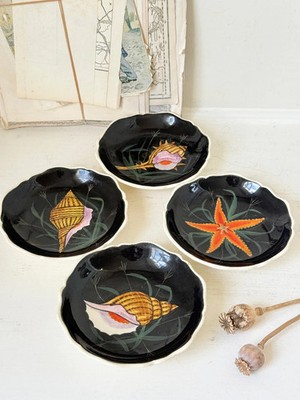 4er Set Vintage Henriot Quimper Fayence Teller mit handbemalten Muscheln und