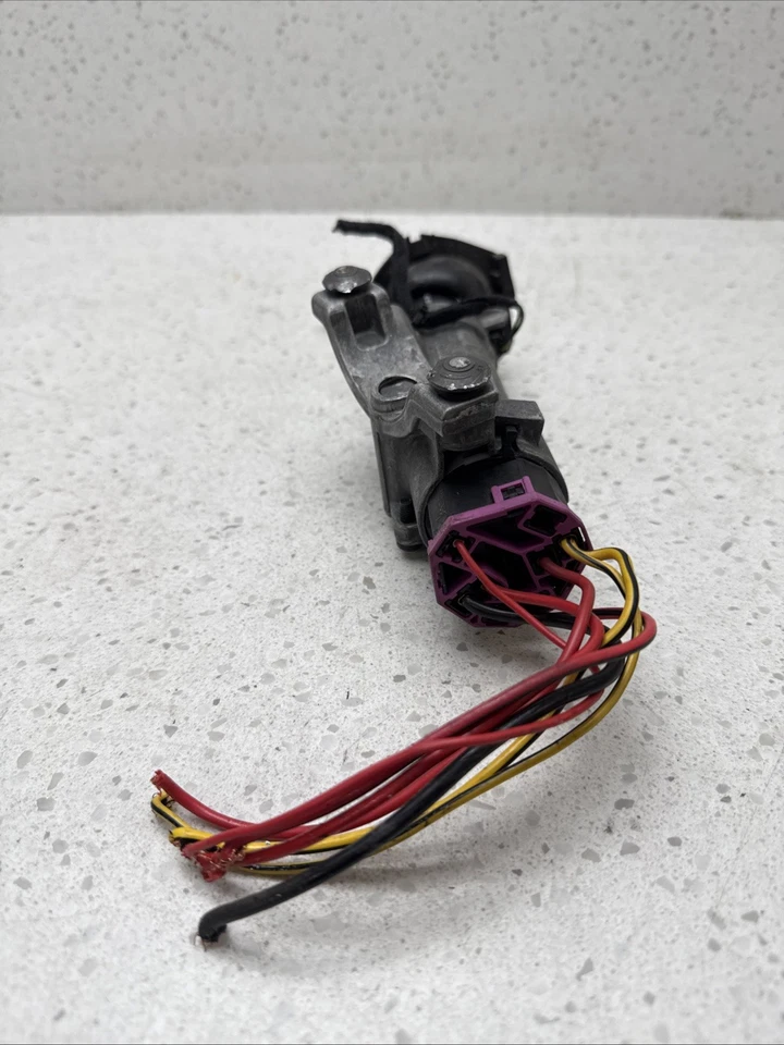 1999-2005 Volkswagen Passat Ignition Switch Lock Cylinder & Key OEM - Image 4 of 4