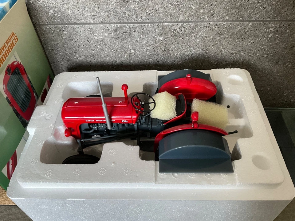 MASSEY FERGUSON MF 35X by Universal Hobbies 1:16 scale. Original packaging. - Image 4 of 4