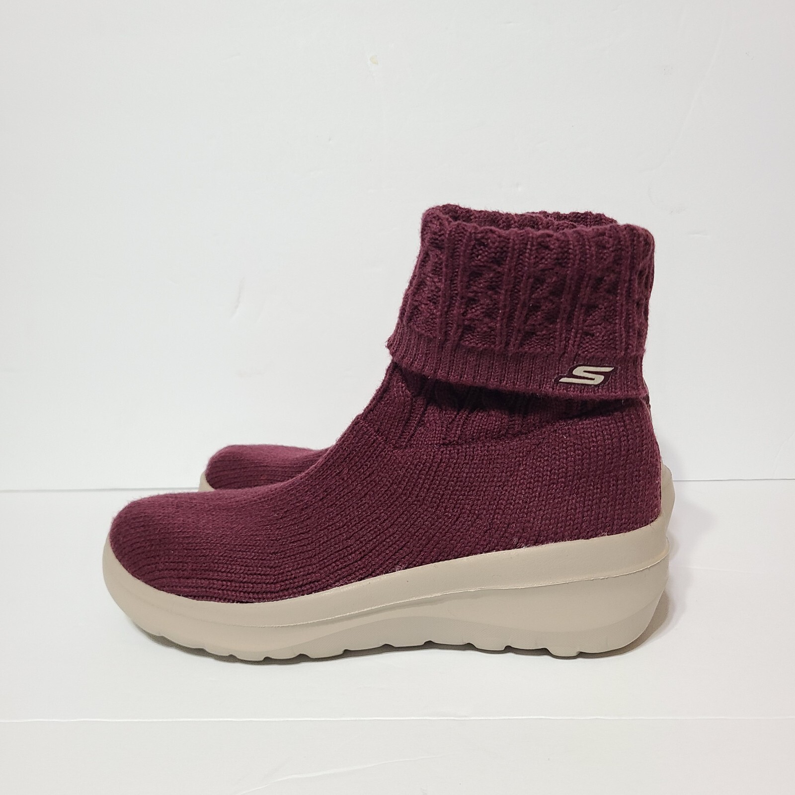 B29 Skechers Ultra GO Skyhigh Women's Size Burgundy Sock