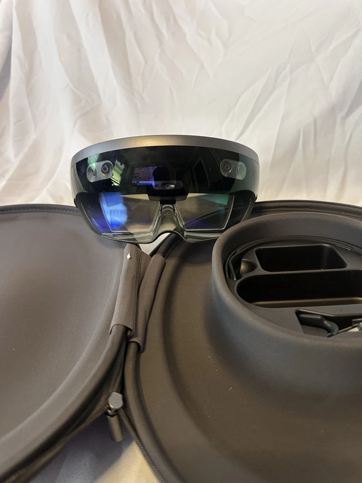 Microsoft HoloLens Developer Edition 1st Generation & Genuine Carry Case - Image 2 of 4