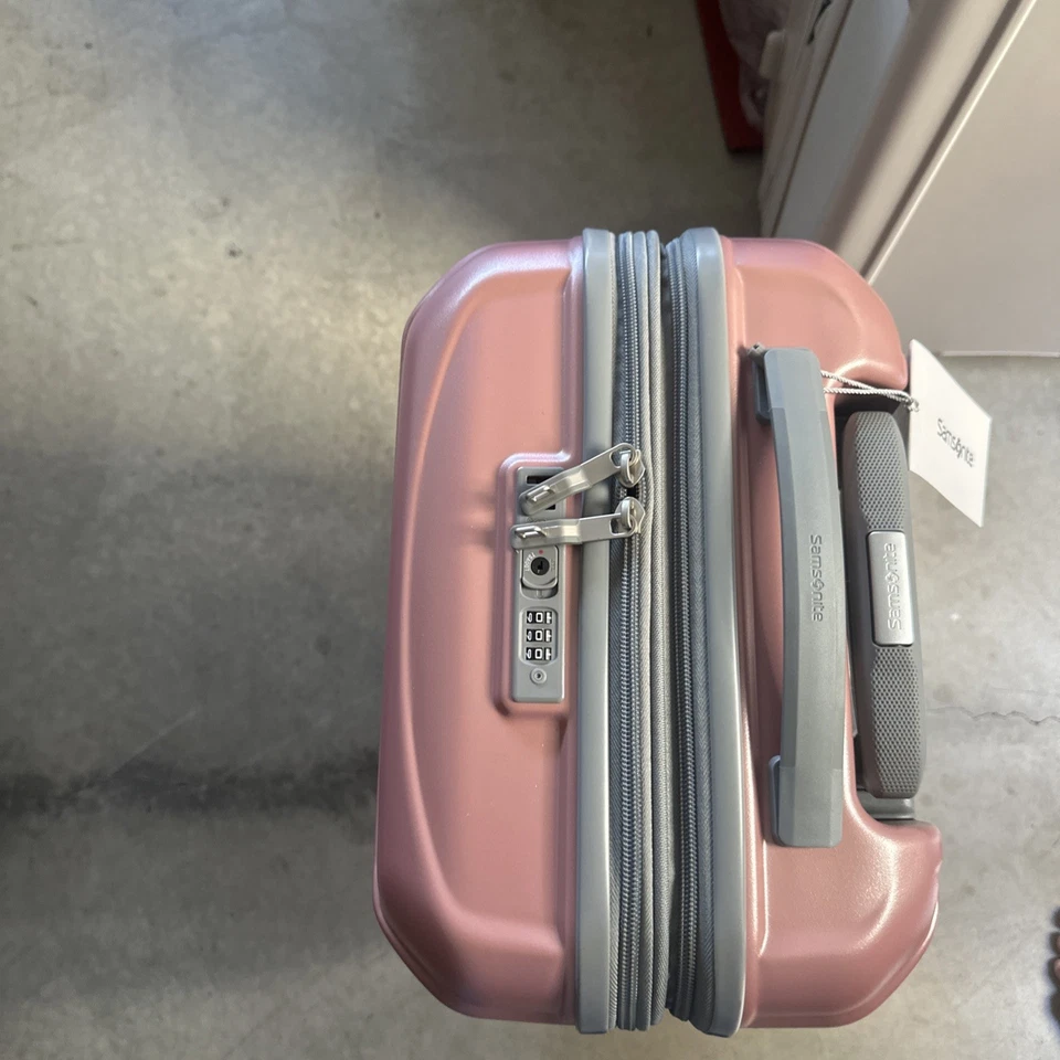 Equipaje Pink Bilo 3 piezas - 22,5x14,5x19,5 pulgadas, nuevo, 7 lb. Macy's $300, vendo $99,99 Foto 2 de 4