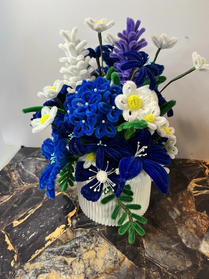 Flores azules y blancas hechas a mano - Ramo limpiador de pipas en maceta blanca Foto 4 de 4