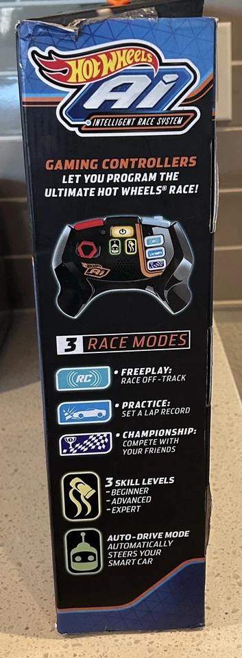 Hot Wheels AI 2 Cars & Controllers + 20 Smart Track Pieces 2.4 GHz - Image 2 of 4