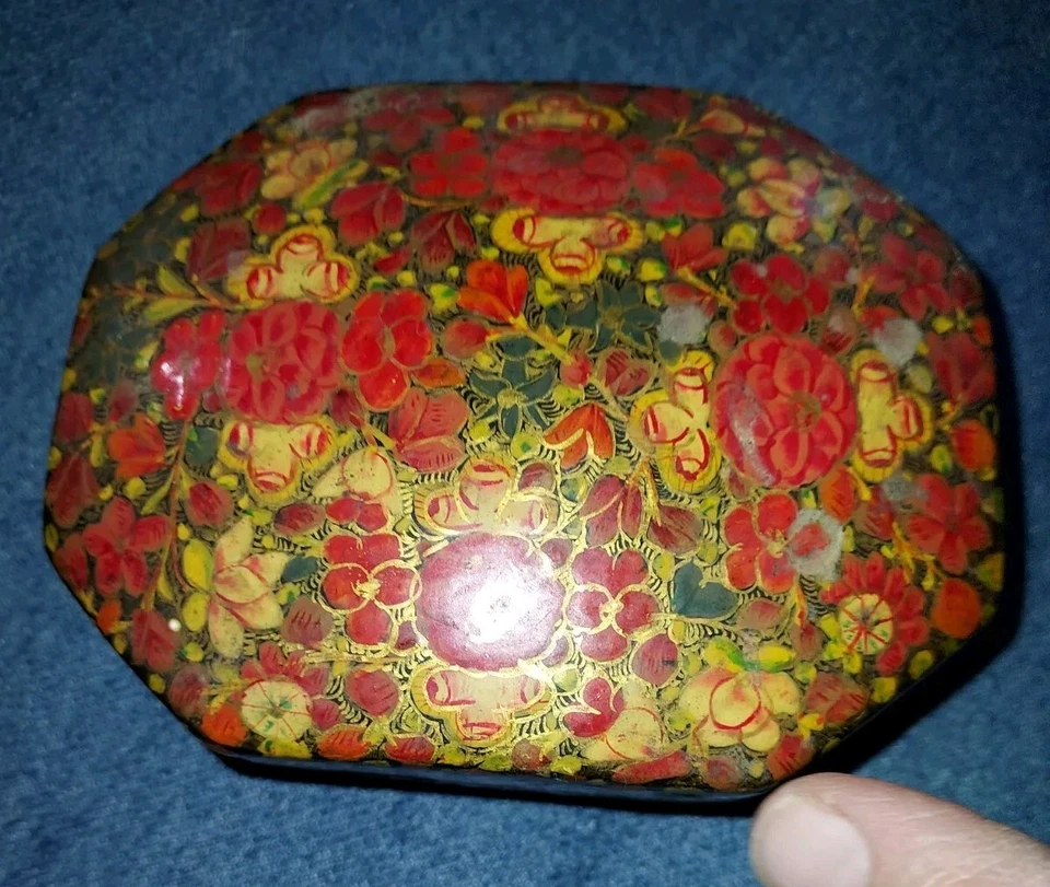 Caja floral de papel maché de cachemira de los años 70 con tapa de 4,5" por 3,5" Foto 2 de 4