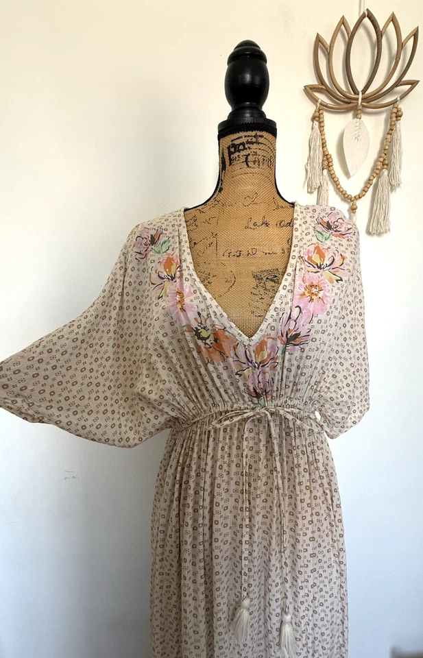 World Market Boêmio Decote V Taupe | Vestido Longo Maxi Borla Floral Marfim Tamanho G-XL - Imagem 3 de 4