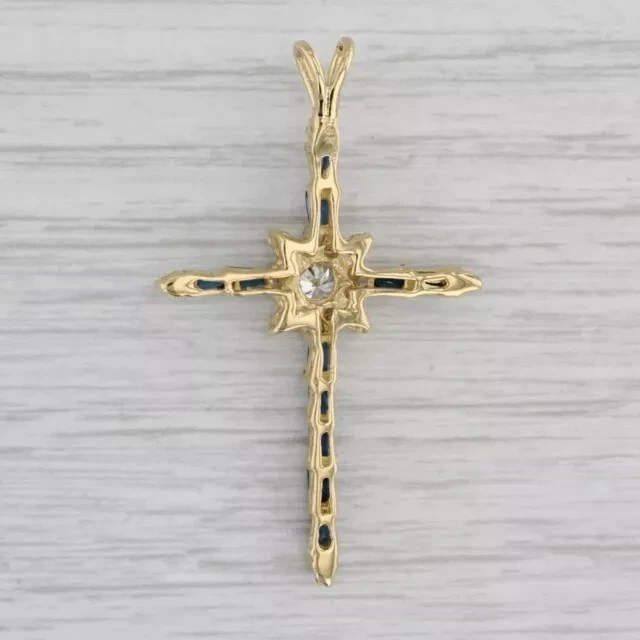 Pingente cruz de safira azul simulado corte baguete 2 quilates folheado a ouro amarelo 14k - Imagem 4 de 4