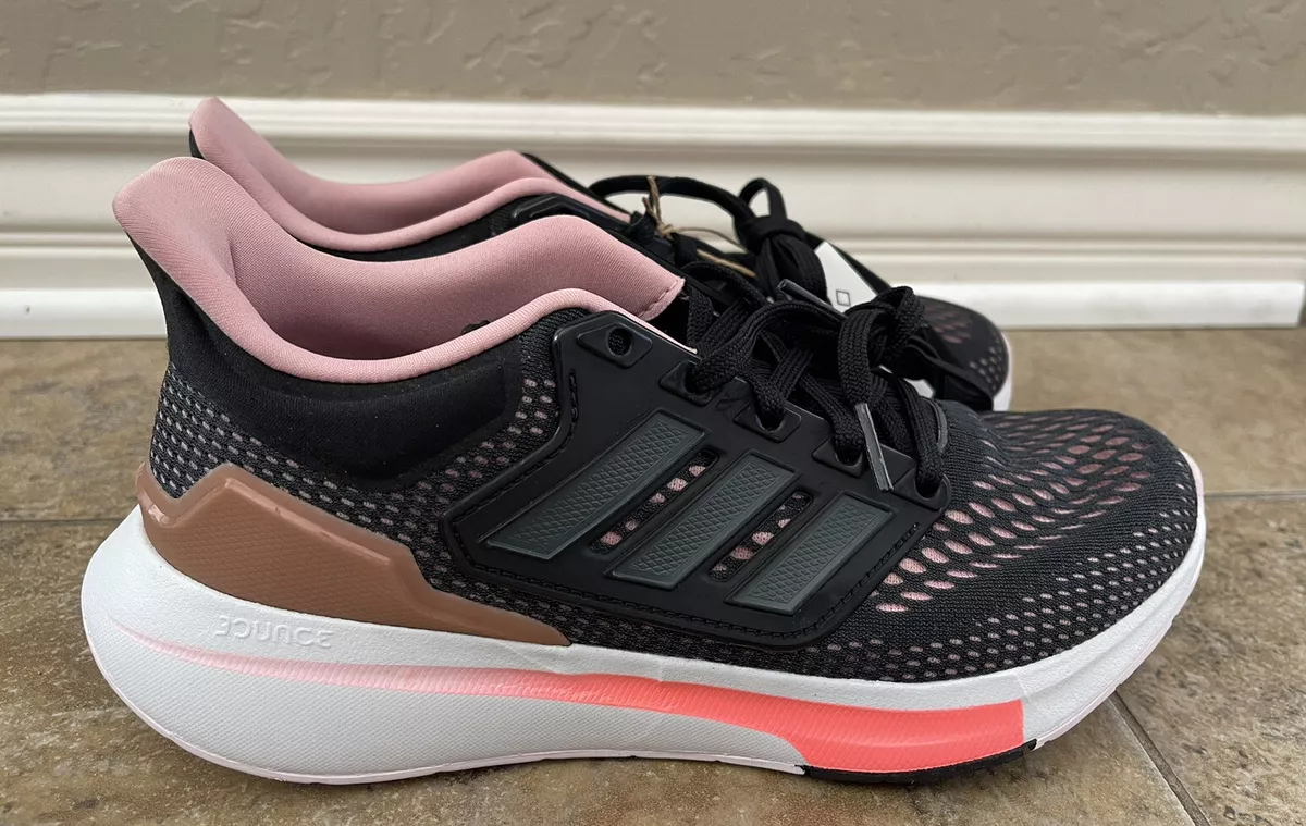 Adidas running course shop a pied woman