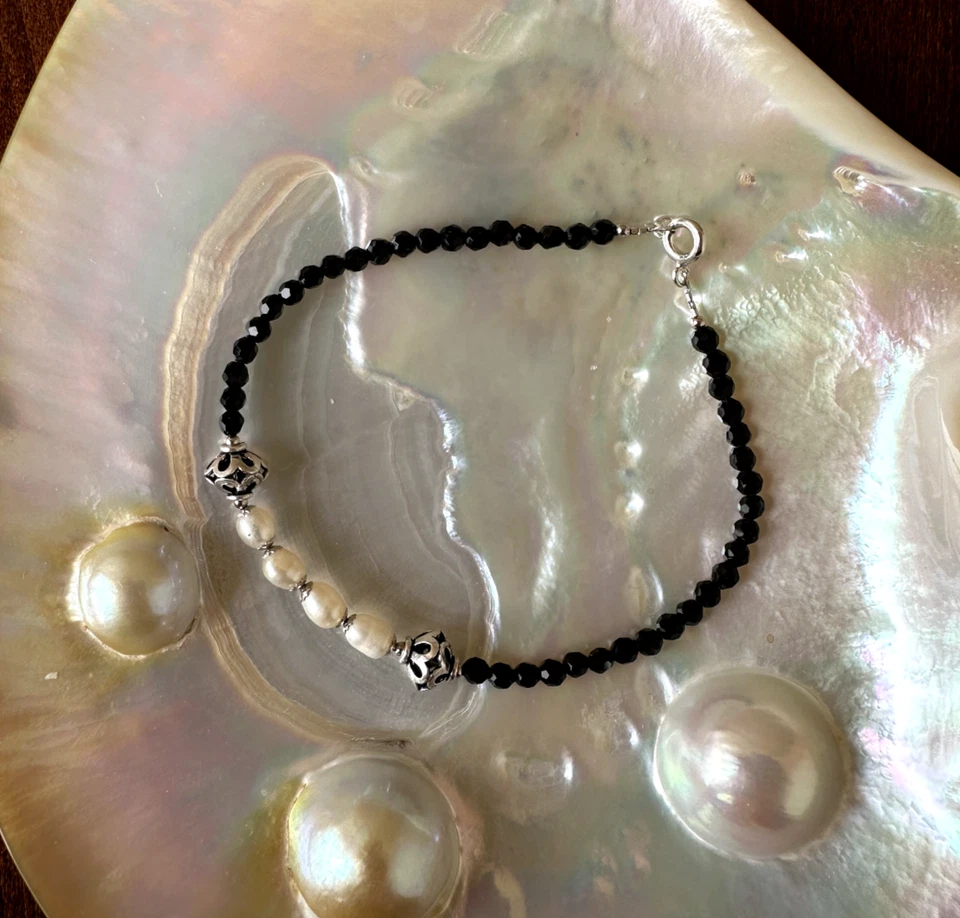 Bracciale in vere perle infilate in argento 925 e pallini di onice sfaccettato - Immagine 4 di 4