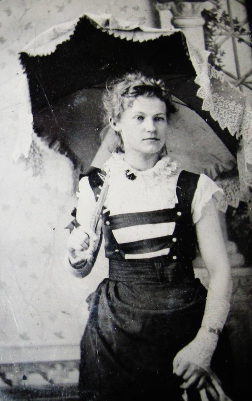 ANTIQUE TINTYPE PHOTO BEAUTIFUL YOUNG WOMAN WITH PARASOL WEARING A  LOVELY DRESS