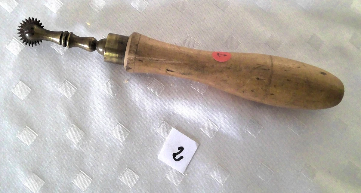 N°009 OUTIL FER ancien de CORDONNIER Bourrelier Sellier Tapissier