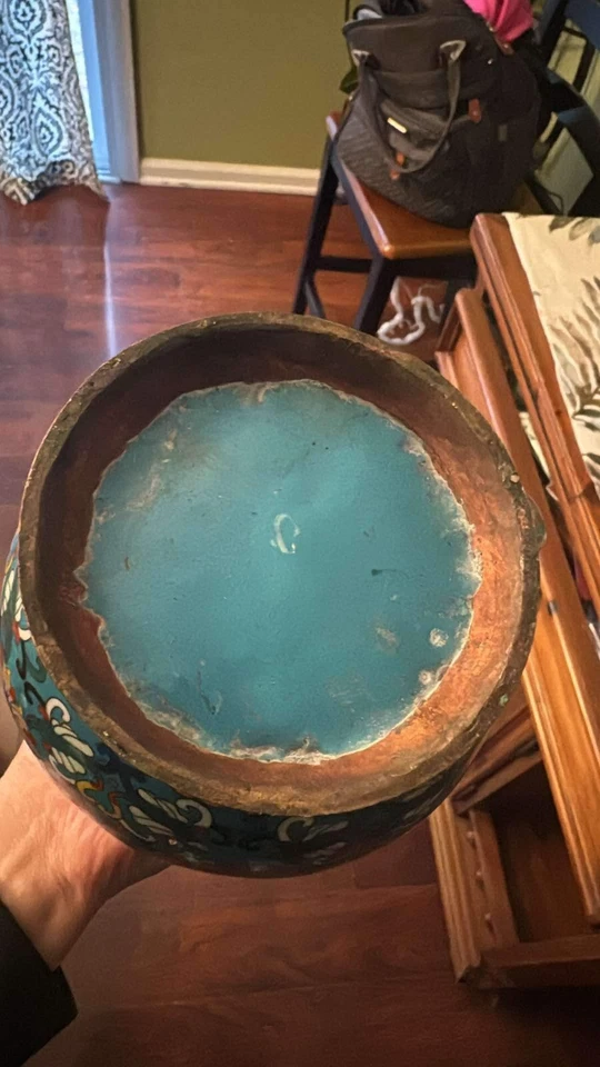 Antigua tetera china de latón con mango alto de cloisonné Foto 2 de 3