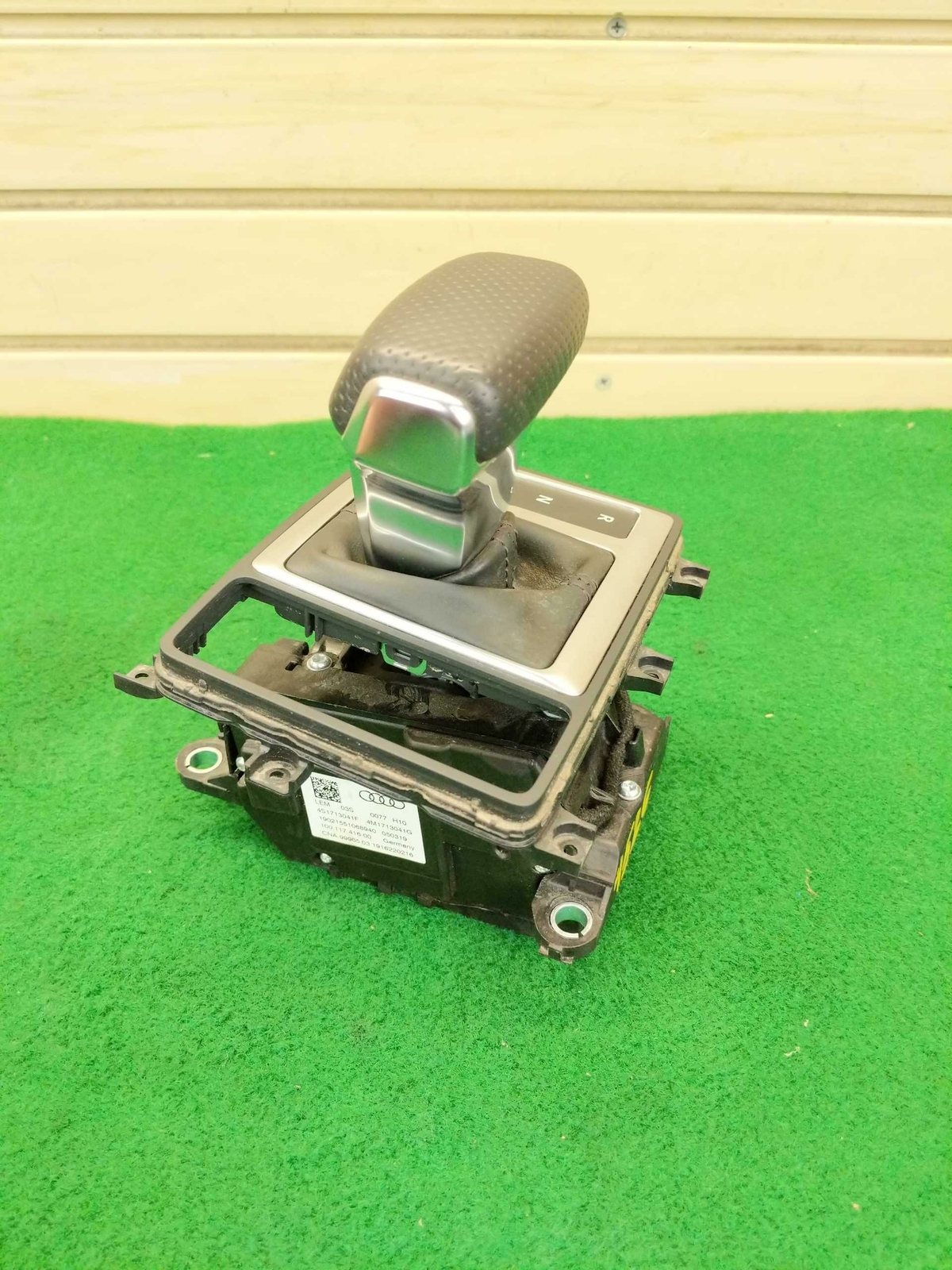 2020 Audi R8 Performance - OEM Floor Shifter Assembly & Trim Plate 4S1713041F