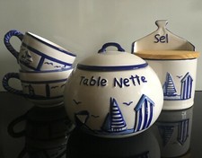 JOLI PETIT ensemble de faïence ancienne:Tasses,Boite a sel,Pot poubelle de table