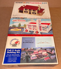 3 Plasticville O Scale Kits, HOUSE, GAS STATION, STREET LIGHTS