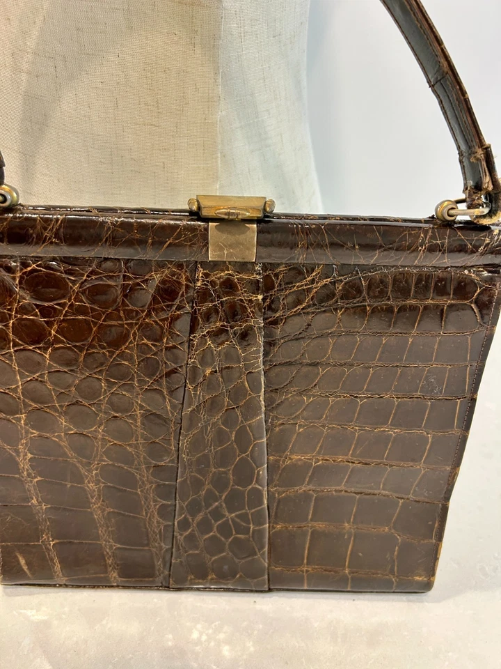 Bolso de mano vintage años 50 Mantessa imitación cocodrilo marrón cierre de latón asa superior cartera Foto 2 de 4