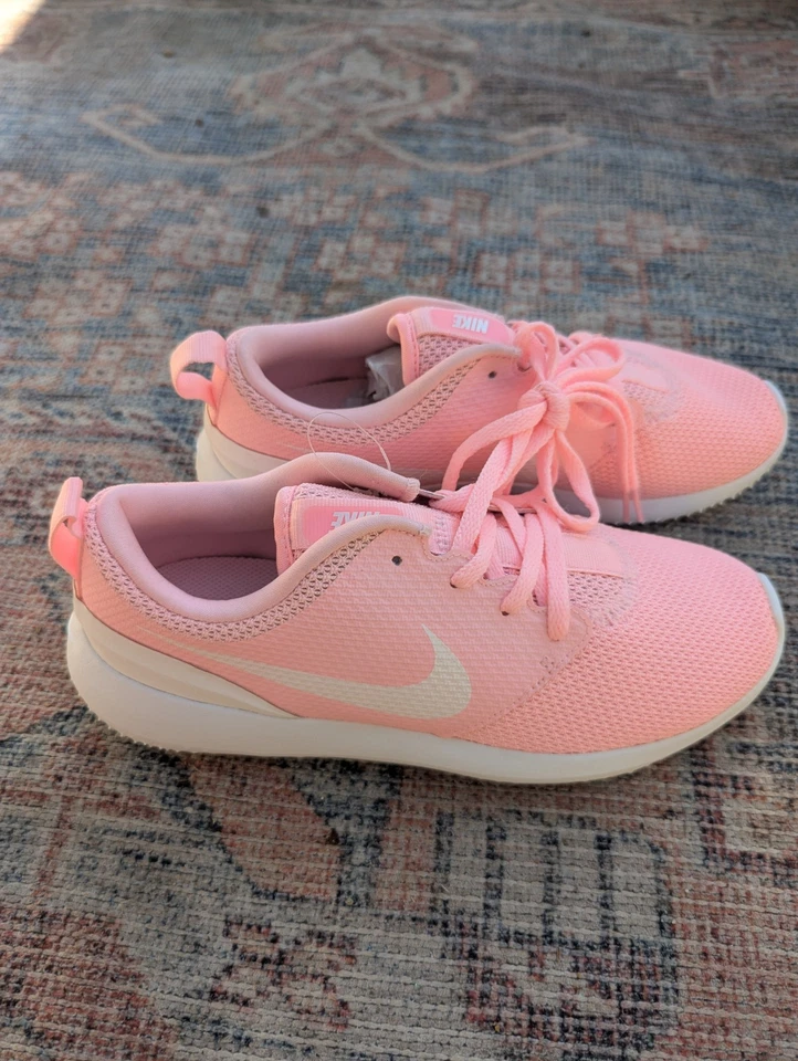 Zapato de golf para mujer Nike Roshe talla 7 rosa Foto 2 de 3
