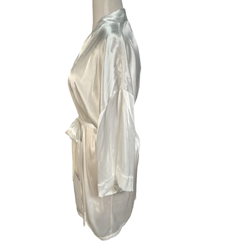 Bata Blanca Novia Línea Donatella Talla M/L Novia Letras Azules en la Espalda Foto 2 de 4