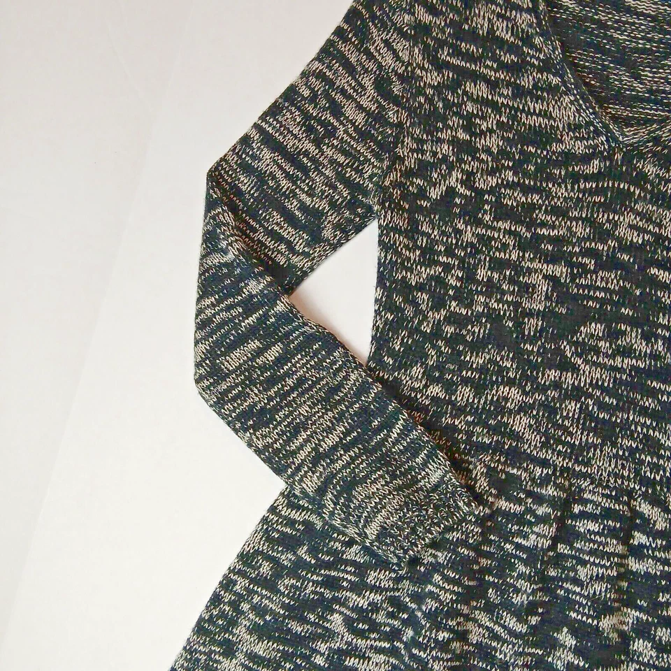 Vestido Calvin Klein pequeno macio manga longa preto e branco, 50% lã merino - Imagem 3 de 4