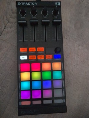 Native Instruments Traktor Kontrol F1 DJ-Software-Controller, Schwarz