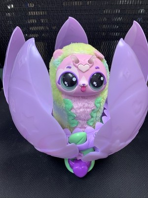 HATCHIMALS Bloomables, Puppyfly Surprise interaktives Spielzeug und Blume 