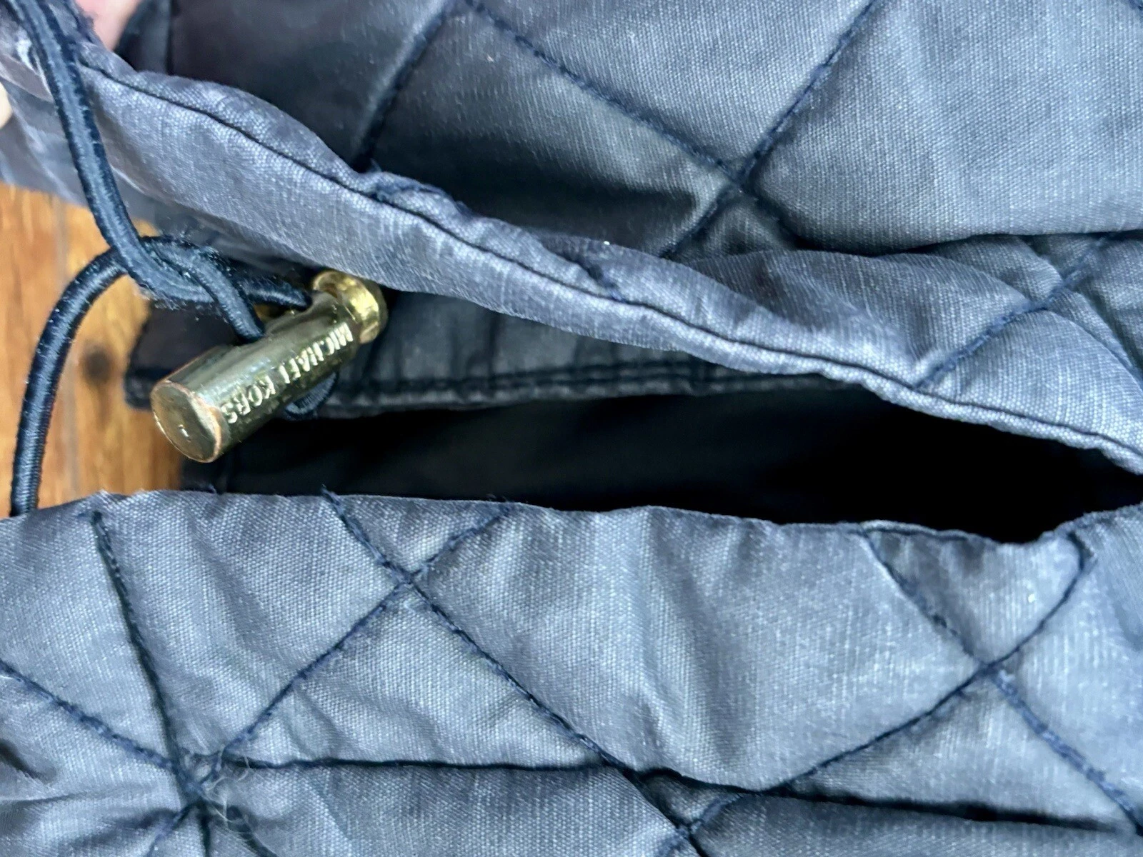 Giacca Michael Kors trapuntata blu navy oro accentato cerniere pulsanti logo con cappuccio 1X