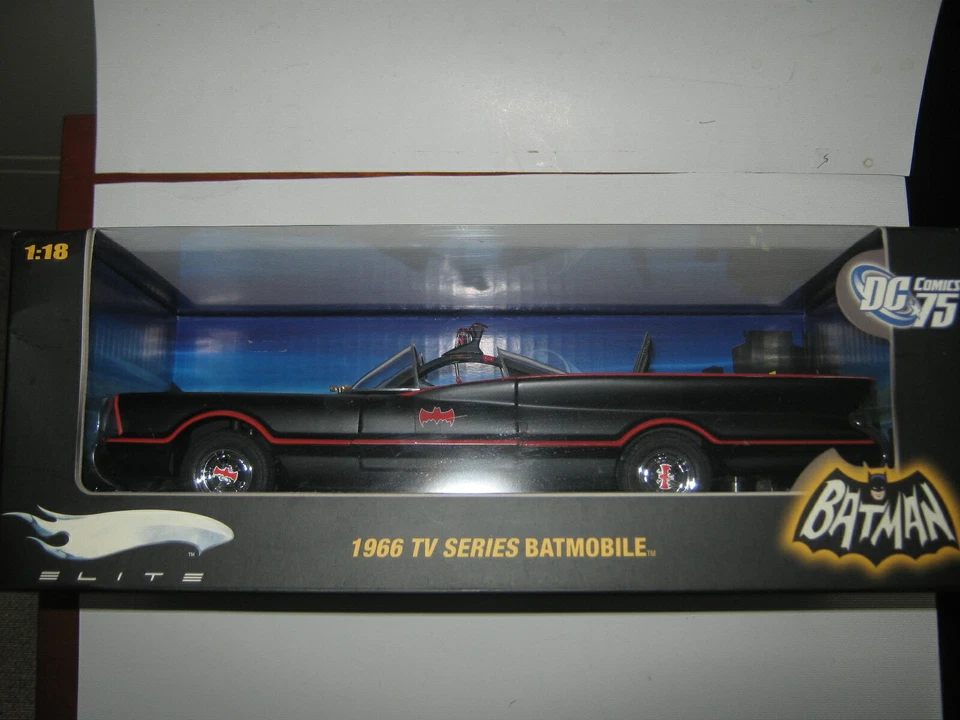 Hot wheels Batmobile elite matt black1/18 very rare 5000 made 2009 1966 tv style - Image 3 of 4