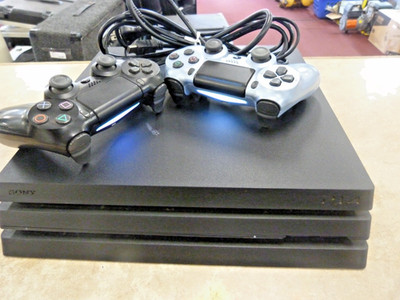 Sony PlayStation 4 Pro 1TB Console CUH-7215B W/ Controller