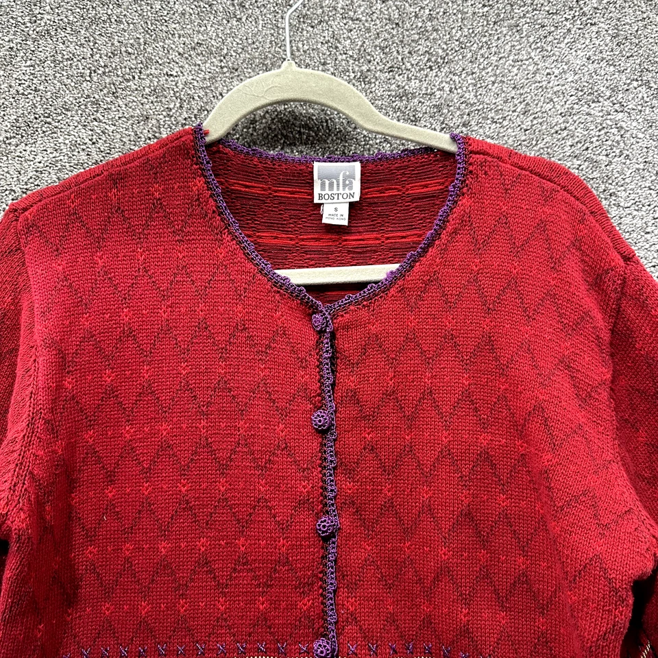 复古 MFA 波士顿开衫毛衣女式小号红色花卉刺绣波西米亚小屋 — 第 3/4 张图片