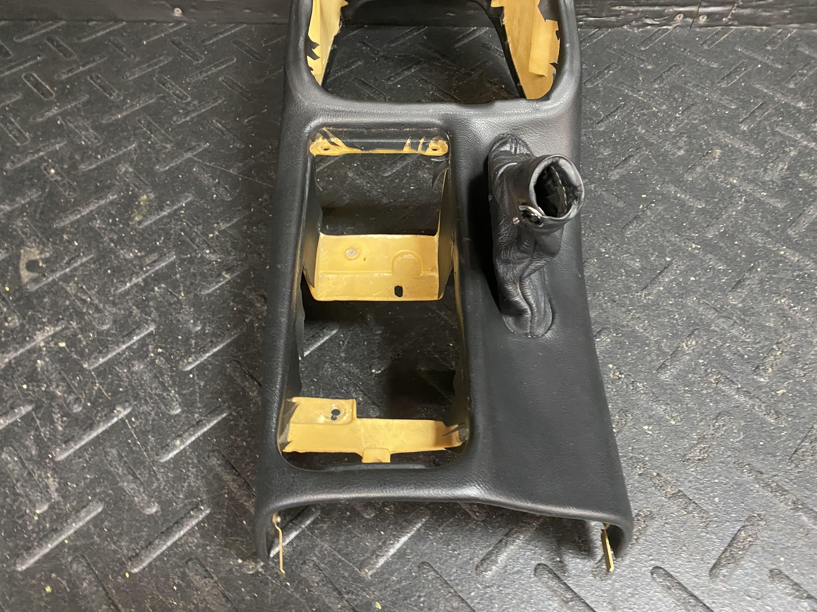 02-06 MASERATI FRONT CENTER CONSOLE TUNNEL HOUSING BLACK