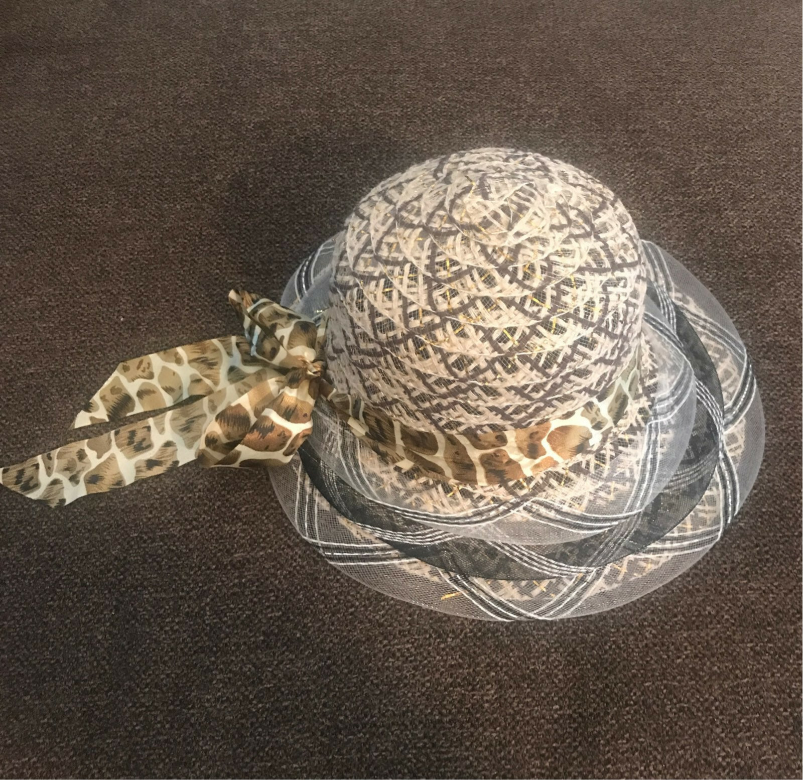 Sun hat with leopard pattern ribbon - image 1