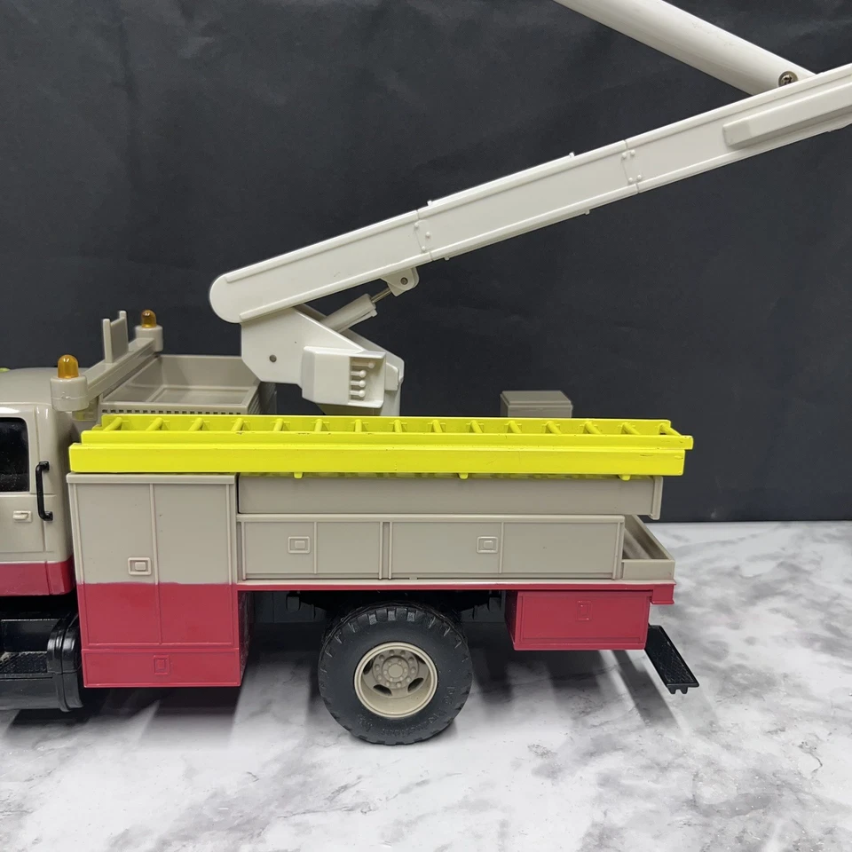 Virginia Power Bucket Truck Utility Top Kick 1/24 DG Productions GMC Ladder 1995 - Imagem 3 de 4