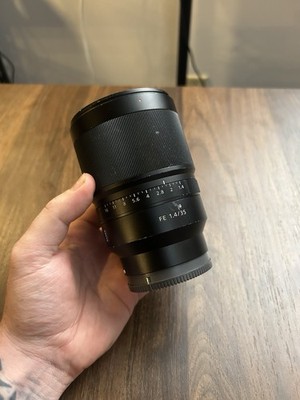 Sony FE 35mm f/1.4 ZA Zeiss Distagon T* Lens (READ DESCRIPTION)