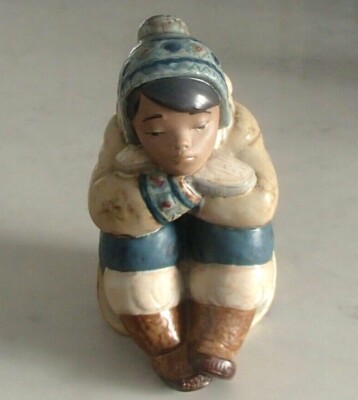Lladro 2159 ''Pensive Eskimo Boy'' Inuit Fur Coat Hat & Boots, GRES - MWOB, RV$375